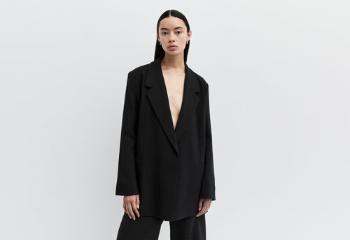 Image of model wearing Jac+ Jack luxury blazer.